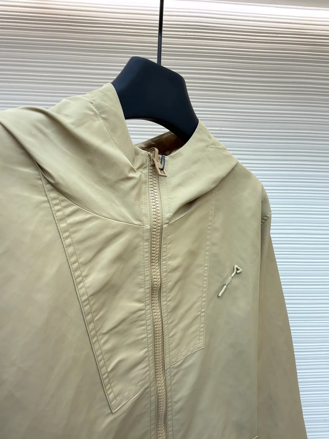 LOUIS VUITTON double-sided windproof pin jacket ●Original version: Purchased and developed for 22800 ●Item number: 1682085-C55 ●Fabric: polyester fiber fabric ●Technology: jacquard production ●Color: khaki ●Version: fitted version ●Weight: about 545 grams ●Size: 44-46-48-50 ●Description: The solid color fabric is made of nylon encrypted matt twill, and the jacquard fabric on the other side is made of 50D nylon yarn-dyed jacquard fabric. The solid color front panel is laser-burned, hand-made of white copper, with a triangular pin with logo and glossy finish. The front pocket uses a hardware keychain to hang a folding clothing tag, and the jacquard letters on the front chest placket are made of single-piece handmade It is cut manually, and all the pieces are numbered. The pockets are also cut with the original number. The fabric is relatively light and silky, and it takes time to cut accurately. It is equipped with a double-circulation puller 5# orbital zipper in the front and center. The hem and hood are worn with spiral elastic ropes with ring anti-slip buckles, square pig nose buckles with logo, and all holes are punched with hardware and logo on cloth-colored eyelets. The overall wiring is straight and delicate, the fabric is comfortable and soft, and the color is consistent without color difference. It can be matched with the same style to create a fashionable look and control various occasions. Customized accessories, complete with three standards, same style for men and women!